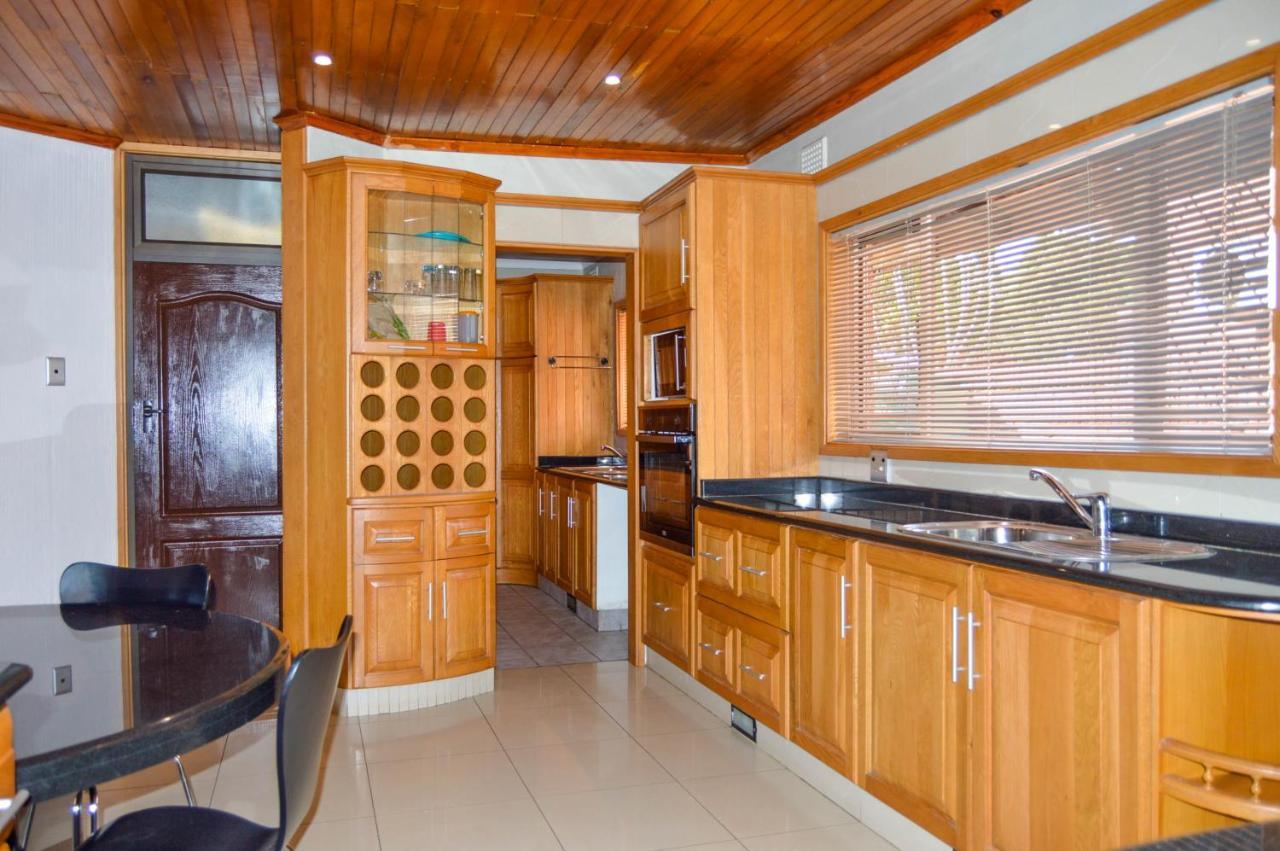 Emangunini Guest House Ричардс-Бей Экстерьер фото